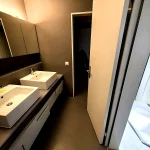 bad mit zwei türen