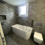 kleines Bad mit Dusche und Badewanne