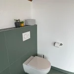 Badezimmer mit Abrieb und Wandplatten