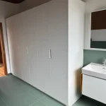 Grosse Kleiderschrank im Badezimmer