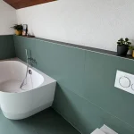 Vorwandbadewanne mit Unterputzarmatur